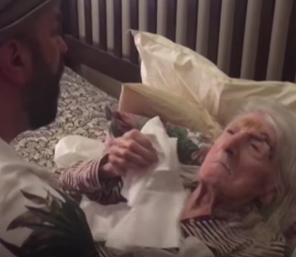 98-Year-Old Grandma Gets A Visit From Her Grandson That Leaves Her & The Internet In Tears When He Does This - picture 4