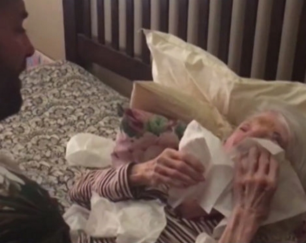 98-Year-Old Grandma Gets A Visit From Her Grandson That Leaves Her & The Internet In Tears When He Does This - picture 5