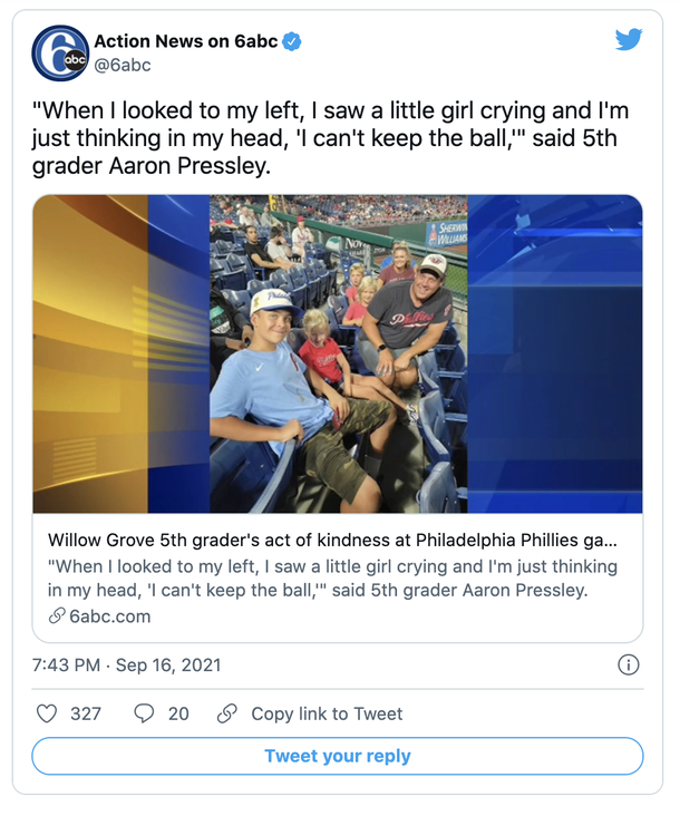 A 10-year-old Phillies fan gives foul ball to crying 7-year-old girl: “The sweetest thing” - picture 2