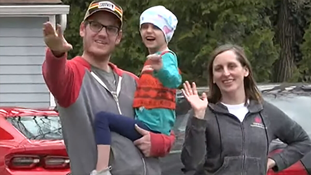 A 5-year-old girl is able to go home after battle with 5-pound tumor – dozens of cars show up to celebrate - picture 3