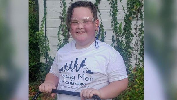 A 9-year-old boy mows lawns for elderly, disabled and veterans neighbors free of charge, so inspiring - picture 3