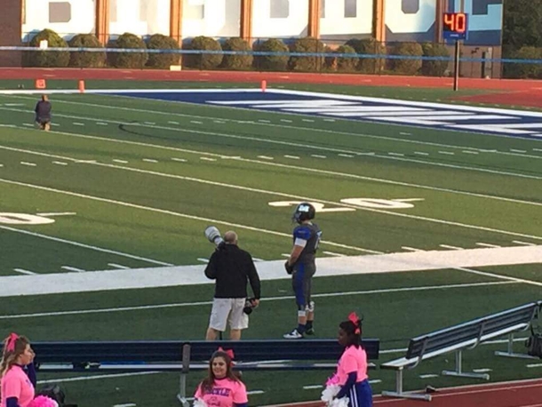 A college football player stood alone to honor America - picture 2