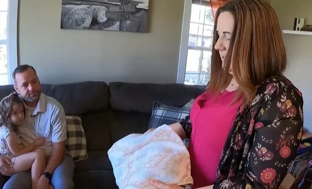 A couple in Indiana adopts a girl who was abandoned as a baby and left in a baby box. - picture 5