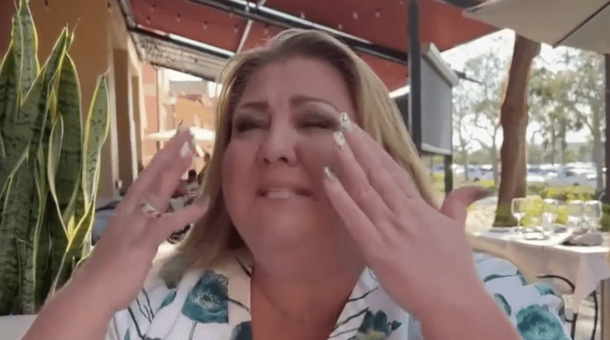A couple makes waitress cry after giving generous $1,000 tip, just in time for holidays - picture 4