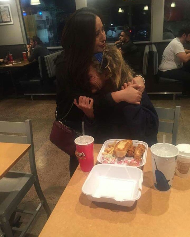 A Customer Offered A Homeless Woman Food, Then Realized Something Didn't 'Feel' Right - picture 2