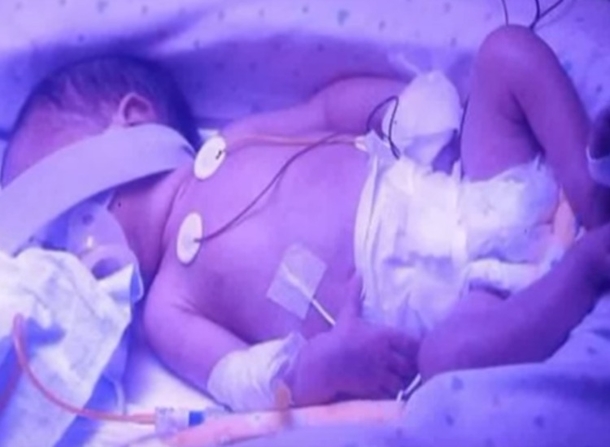 A Family Sits Next To A Pregnant Woman Until She Dies But Then An Unexpected Miracle Happens... - picture 5