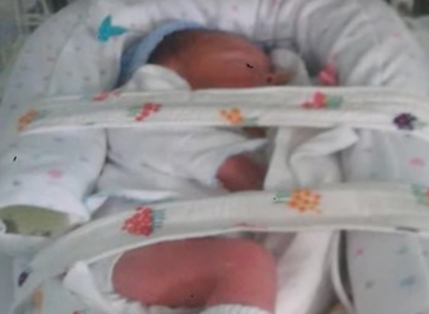 A Family Sits Next To A Pregnant Woman Until She Dies But Then An Unexpected Miracle Happens... - picture 6