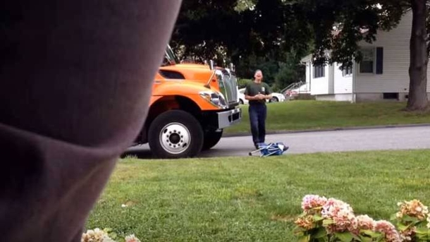 A Garbage Man Had No Clue He Was Being Filmed, What He's Caught Doing Will Take Your Breath Away - picture 3