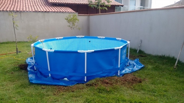 A Man Couldn't Afford An Expensive Pool, What He Builds In His Backyard Is Simply Genius! - picture 3