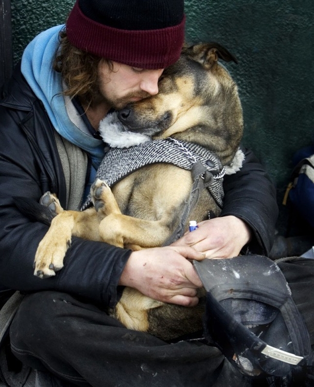 A Man Gives A Homeless Man And His Dog Food But Never Expected This To Happen Next - picture 2