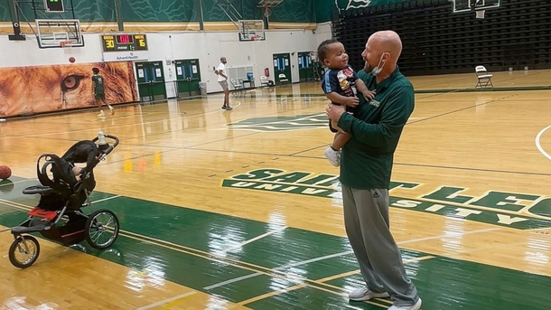 A Mother thanks boss who let her bring her son to work at dream job as men’s college basketball coach - picture 3