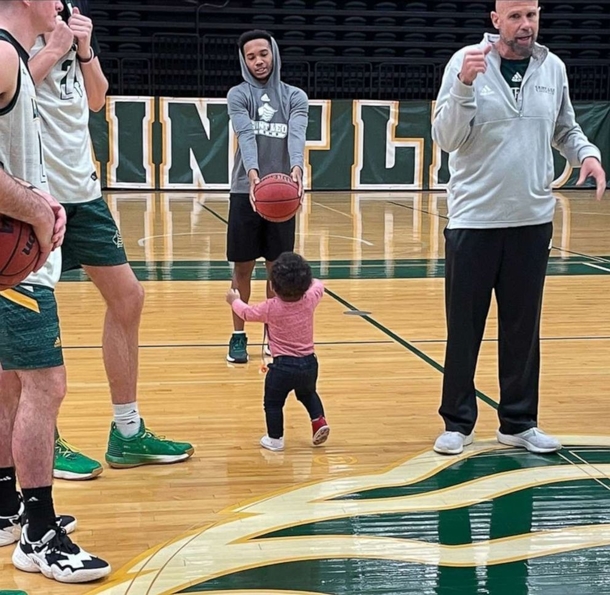 A Mother thanks boss who let her bring her son to work at dream job as men’s college basketball coach - picture 4