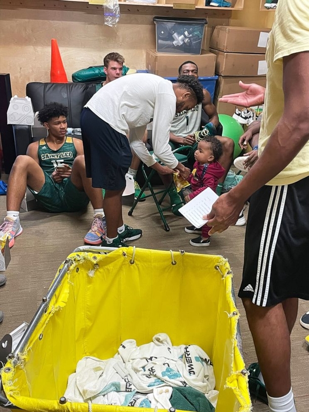 A Mother thanks boss who let her bring her son to work at dream job as men’s college basketball coach - picture 6