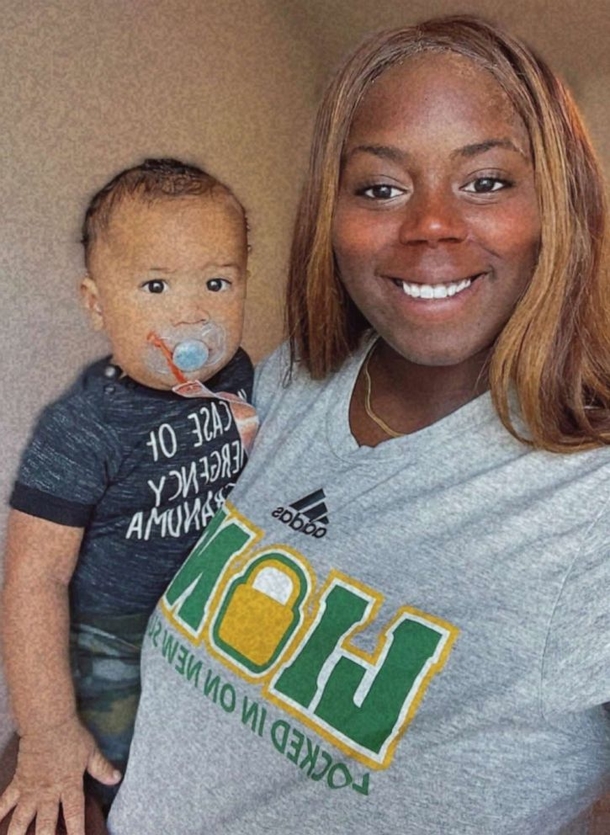 A Mother thanks boss who let her bring her son to work at dream job as men’s college basketball coach - picture 7