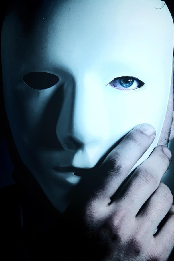 A Stranger sends her friend request on Facebook, cops revealed to her a terrifying discovery - picture 3