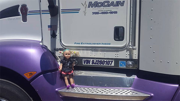 A Trucker Takes A Photo, Now Take A Look To The Left.. This Is PRICELESS. - picture 6