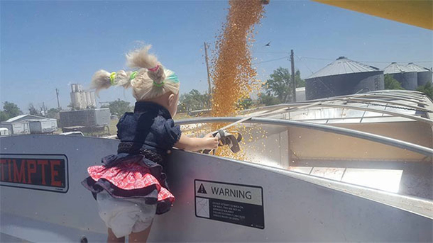 A Trucker Takes A Photo, Now Take A Look To The Left.. This Is PRICELESS. - picture 7