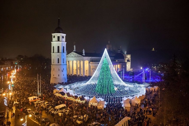 A Unique Christmas Tree Illuminated By 50,000 Lightbulbs Opens Festive Season In Vilnius - picture 2