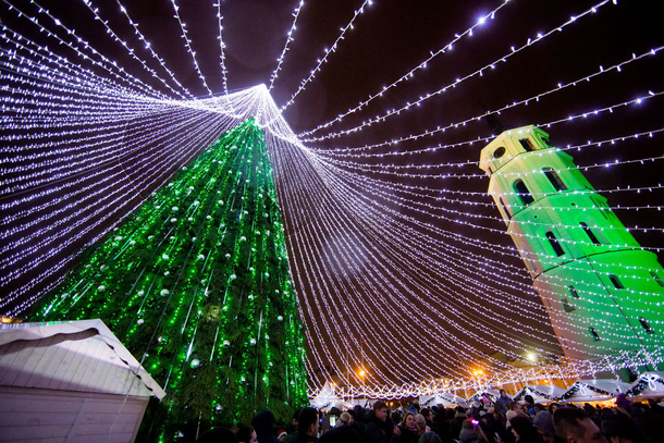 A Unique Christmas Tree Illuminated By 50,000 Lightbulbs Opens Festive Season In Vilnius - picture 4