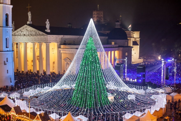 A Unique Christmas Tree Illuminated By 50,000 Lightbulbs Opens Festive Season In Vilnius - picture 5
