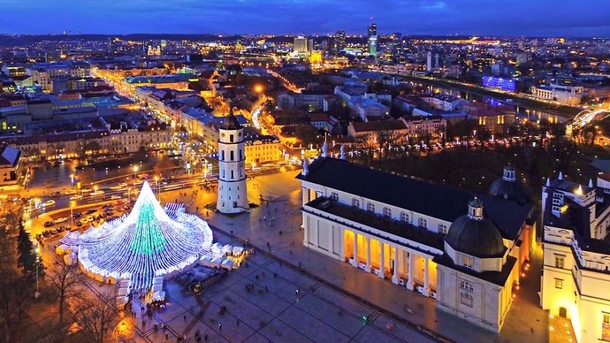 A Unique Christmas Tree Illuminated By 50,000 Lightbulbs Opens Festive Season In Vilnius - picture 7