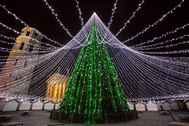 A Unique Christmas Tree Illuminated By 50,000 Lightbulbs Opens Festive Season In Vilnius - picture 8