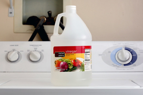 Add white vinegar to your laundry for these unexpected benefits. I never knew this! - picture 2