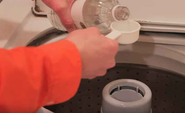 Add white vinegar to your laundry for these unexpected benefits. I never knew this! - picture 3