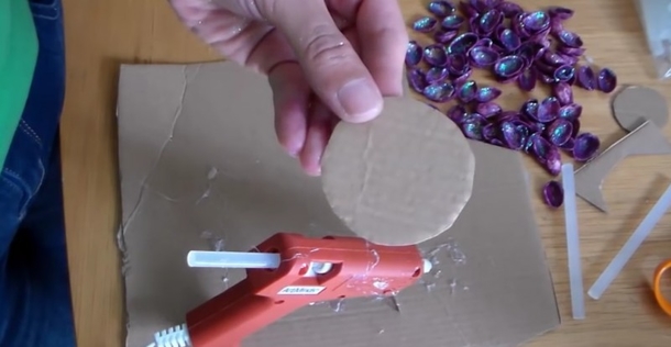Adding Pistachio Shells To This Freezer Bag Creates An Amazing Decoration Project That You Must See - picture 5