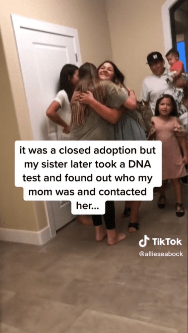 After 29 years, a mother has an emotional first encounter with the daughter she placed for adoption - picture 3