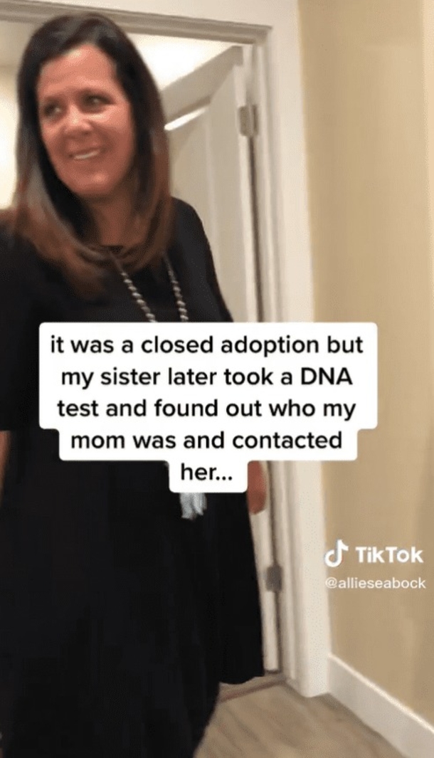 After 29 years, a mother has an emotional first encounter with the daughter she placed for adoption - picture 4