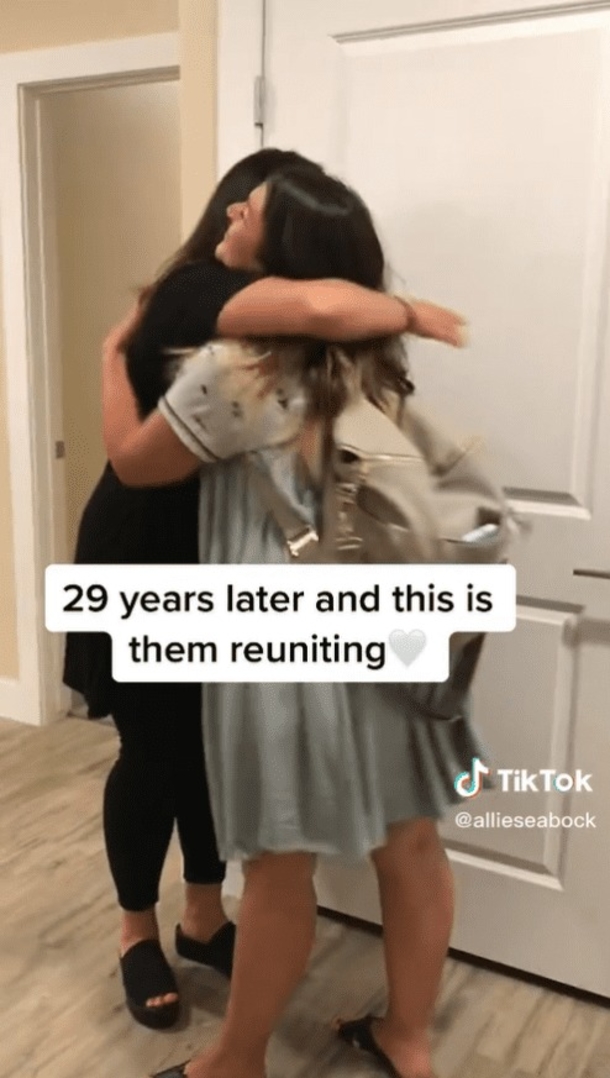 After 29 years, a mother has an emotional first encounter with the daughter she placed for adoption - picture 6