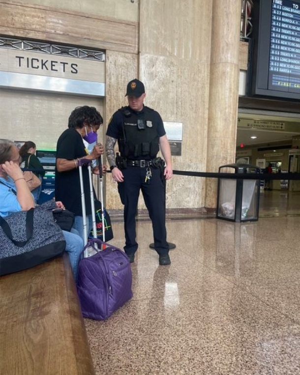 After A Blind Woman Asked For Help And Was Told 'That's Not My Job', A Cop Decides To Step Up - picture 2