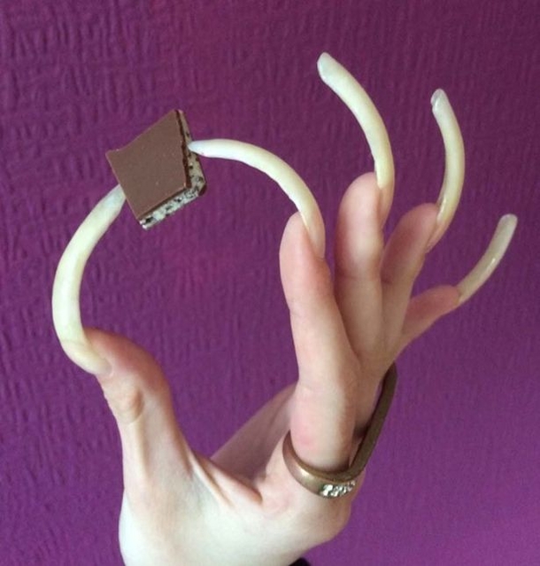After Letting Her Nails Grow For So Long, This Teen Finds Herself Completely Useless. - picture 3