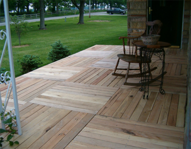 After Taking The Pallets Apart, He Puts Them On The Porch. The Result? Awesome DIY Right Here! - picture 4