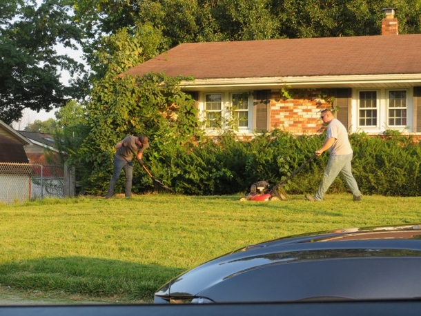 After Working An Overnight Shift, These Cops Returned To A Man's Home To Help With His Yard - picture 2