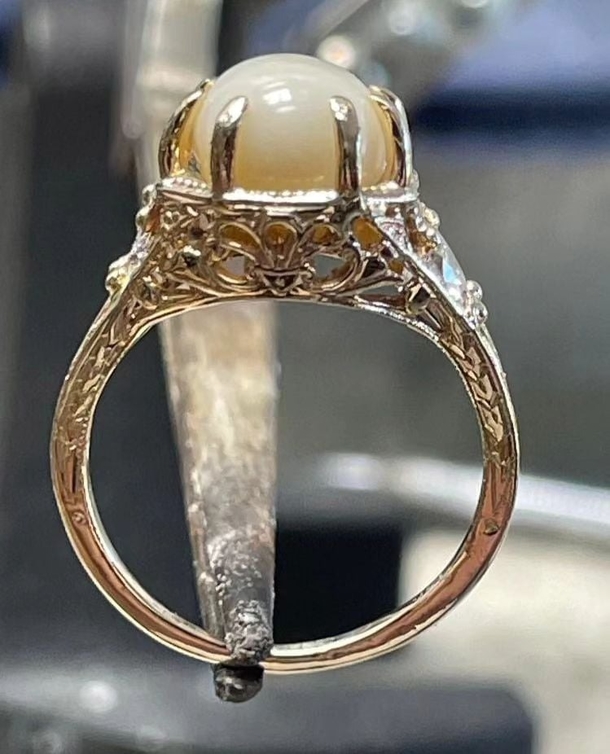 Am I Seeing A Pearl!? Couple Finds “1-In-A-Million” Treasure While Dining In Rhode Island, WOW! - picture 5