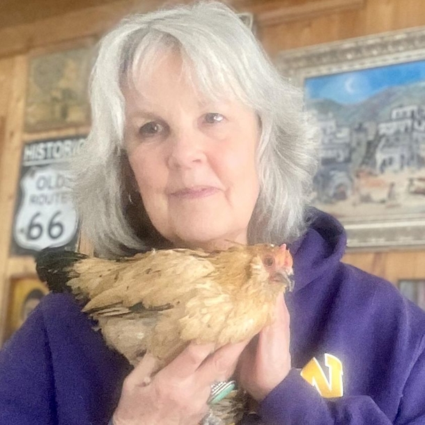 Amazing: 21-Year-Old Peanut Has Been Officially Named The Oldest Chicken In The World - picture 3