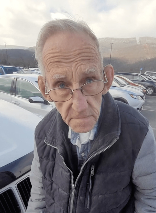Amazing customer raises $50,000 in only 24 hours so 82-year-old Walmart employee can retire in time for Christmas - picture 3