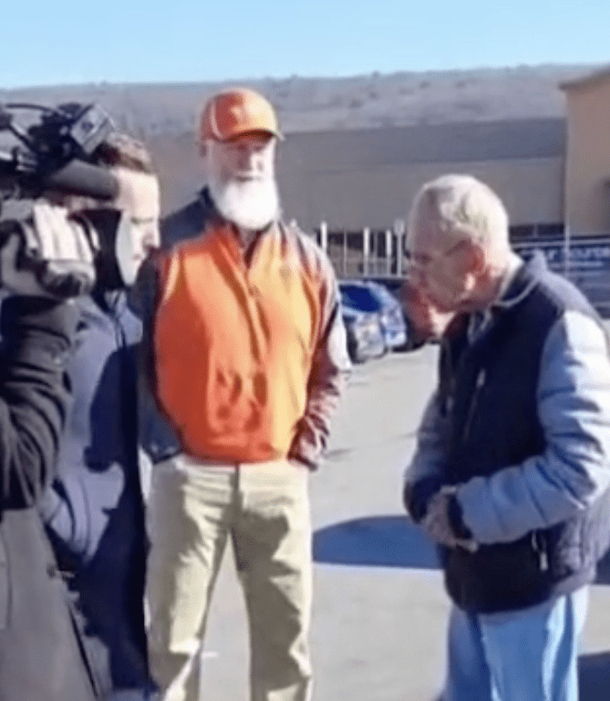 Amazing customer raises $50,000 in only 24 hours so 82-year-old Walmart employee can retire in time for Christmas - picture 4