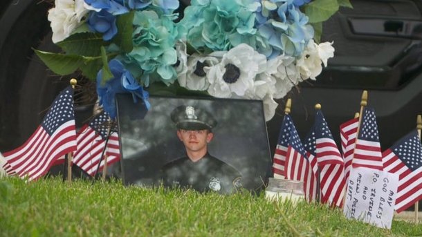 An Officer Dies While On Duty - His Car Is Sprinkled With Gifts, However, 1 Particular Scribbled Note Had The Entire Town Silent - picture 4