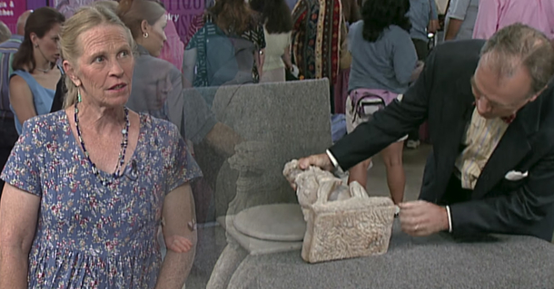 Antique expert comes to tears when he sees this small statue that one woman brought - picture 2