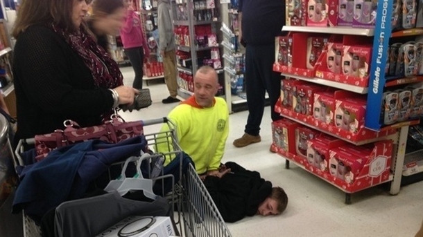 Army Vet Dishes Out Swift Justice To Purse Thief Inside Walmart - picture 4