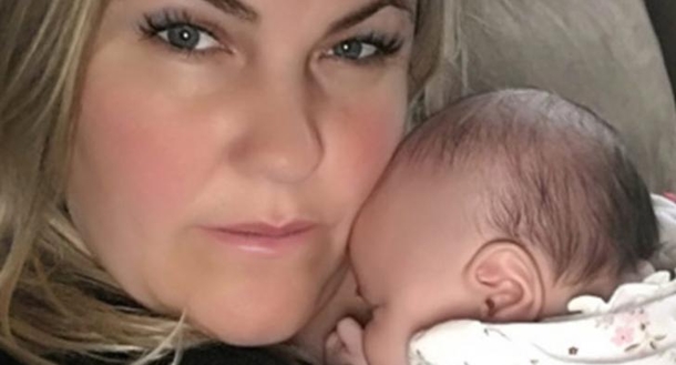 As New Mom Holds Baby For First Time, Nurse Bursts In To Deliver Terrible News - picture 2