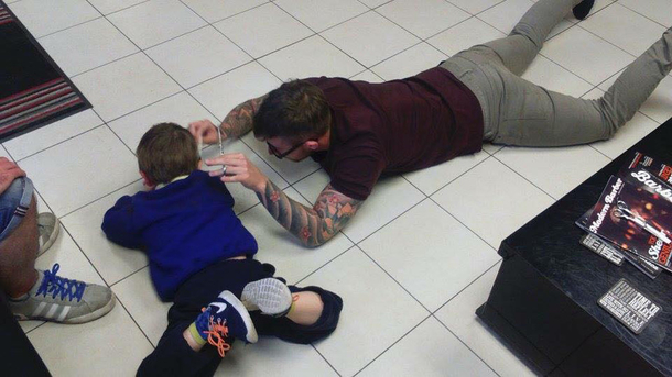 Autistic Boy Was Afraid Of Getting His Haircut, Until A Barber Does THIS & Wins The Internet Over! - picture 2