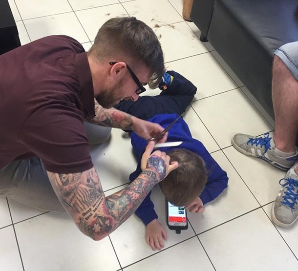 Autistic Boy Was Afraid Of Getting His Haircut, Until A Barber Does THIS & Wins The Internet Over! - picture 3