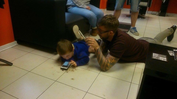 Autistic Boy Was Afraid Of Getting His Haircut, Until A Barber Does THIS & Wins The Internet Over! - picture 4