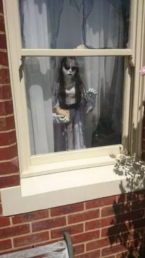 Awesome Halloween Window Decor Ideas For 2022 - picture 7