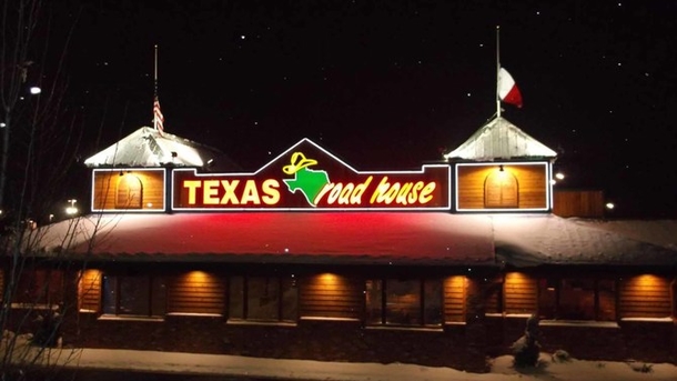 Awful Texas Roadhouse Server Rips Off Veteran Three Times By Changing Tip Amount - picture 2