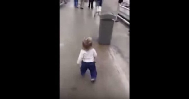 Baby Girl Gets Away From Mother At Grocery Store, What Happens When A Stranger Sees Her Is Going Viral! - picture 2